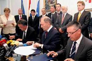 Zagreb, 2 studenoga 2009. Božidar Kalmeta, ministar mora, prometa i infrastrukture prisustvuje potpisivanju Ugovora o proizvodnji vlakova