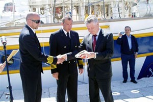 Dubrovnik, 7. travnja 2010. - dubrovački gradonačelnik Andro Vlahušić zapovjedniku broda Krešimiru Bosancu darovao je zastavu Svetog Vlaha
