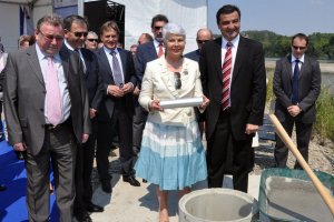 Osijek, 11. srpnja 2011. - premijerka Kosor u temelje novoga mosta položila je i projektnu povelju