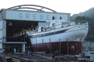 Vela luka, 13. studenoga 2009. radno porinuće školskoga broda "Kraljica mira" na navozu korčulanskoga brodogradilišta "Greben"