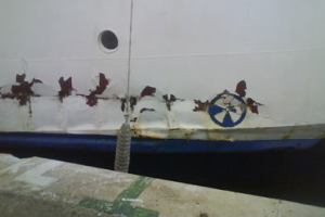 Split, 3. veljače 2012. - na desnoj strani trajekta došlo je do udubljenja oplate od oko 3-4 metra, 1 metar iznad površine mora