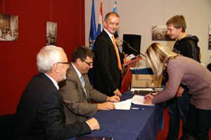 Bakar, 15. studenoga 2010. - Državni tajnik za more Mario Babić dodijelio je danas 75 stipendija koje je ostvarilo 55 učenika Pomorske škole Bakar