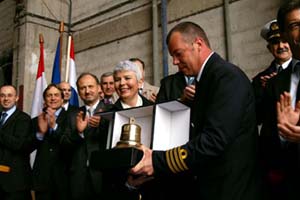 Vela Luka/Korčula, 23. ožujka 2010. - Premijerka Kosor s kapetanom novoizgrađenog školskog broda "Kraljica mira" prilikom primopredaje prigodnih poklona