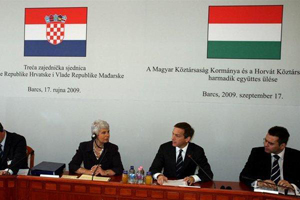 Barcs, 17. rujna 2009. gđa. Jadranka Kosor, predsjednica Vlade RH i Gordon Bajnai, predsjednik mađarske Vlade, u pratnji svojih potpredsjednika i ministara tijekom zasjedanja na zajedničkoj Sjednici Vlada RH i Mađarske