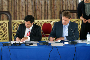 Zagreb, 2. srpnja 2010. - U sklopu sastanka potpisan je Sporazum između hrvatske i slovenske Vlade o izgradnji cestovnog graničnog mosta na rijeci Sutli na međudržavnom graničnom cestovnom prijelazu Miljana-Imeno