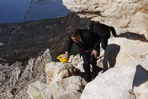 Stupica, 17. siječnja 2011. - ministar Kalmeta se provukao ispod stijene do druge strane zatrpanoga puta prema Makarskoj