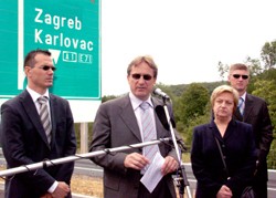 Ministar Kalmeta, ministrica Marina Matulović-Dropulić i državni tajnik Livaković na otvaranju dionica autoceste