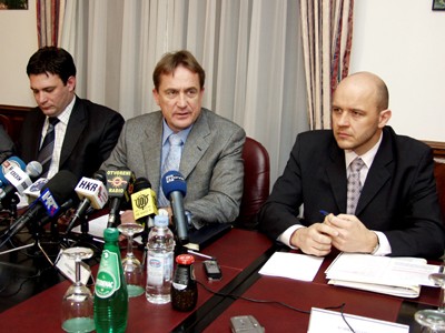 Pomoćnik ministra Darko Dvornik, ministar Božidar Kalmeta i državni tajnik za promet Dražen BVreglec na konferenciji za novinare