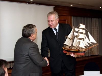 Predsjednik Skupštine Mare Nostrum Ive Mustać predaje maketu broda premijeru Sanaderu (kao znak zahvale zbog novog Pomorskog zakonika)