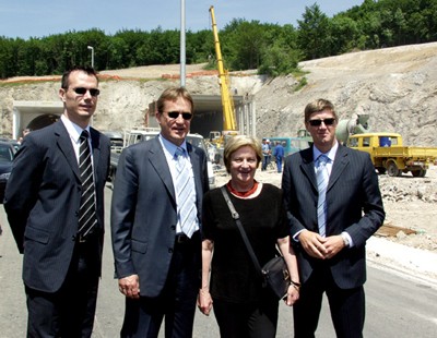 Državni tajnik Livaković, ministrica Matulović-Dropulić. ministar Kalmeta i pomoćnik ministra Malý na sjevernom portalu tunela Mala Kapela