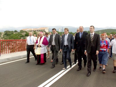 Uzvanici na novootvorenom mostu