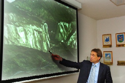 Ministar Kalmeta pokazuje trasu obilaznice (foto Matko BILJAK-Slobodna Dalmacija)