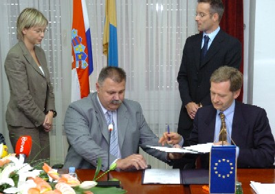 Ministar financija Ivan Šuker i direktor Odjela EIB-a za srednju i istočnu Europu Franz Josef Vetter potpisuju ugovor o jamstvu (foto Matko BILJAK-Slobodna Dalmacija)