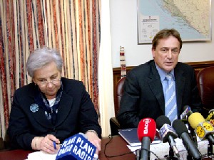Županica Vlasta Hubicki i ministar Božidar Kalmeta daju izjave za novinare poslije sastanka