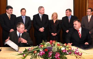 Potpredsjednik EIB-a Wolfgang Roth i ministar financija Ivan Šuker potpisuju ugovor (foto: FaH, Miljenko Klepac)