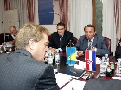 Ministri Kalmeta i Dokić tijekom radnog sastanka