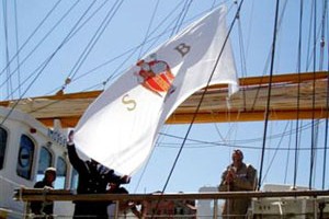 Dubrovnik, 7. travnja 2010. - podizanje zastave Svetoga Vlaha na glavni jarbol "Kraljice mira", prvoga hrvatskog školskog broda