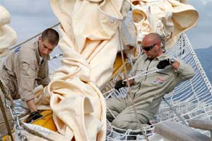 Split, 15. travnja 2010. - podizanje brodskih jedara fizički je iznimno težak i složen zadatak, no vrsni hrvatski pomorci sve svoje zadaće obavljaju kvalitetno, precizno i sa zadovoljstvom