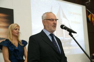 Zagreb, 6. prosinca 2011. - državni tajnik kap. Babić najavio je nastavak dodjele potpora za izgradnju i modernizaciju flote, kao i daljnje stipendiranje učenika i studenata koji se pripremaju za pomorska zanimanja. U ovom trenutku, rekao je, stipendije Ministarstva prima oko 750 učenika i studenata