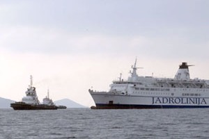 Šibenik, 20. studenoga 2009. odsukani brod Marko Polo pričekat će tegljenje u servisnu luku u Malom Lošinju