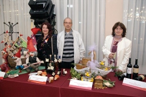 Vodice, 4. studenoga 2011. - i tijekom svečanosti dodjele priznanja brojni otočni proizvođači iskoristili su mogućnost izlaganja autohtonih otočnih proizvoda