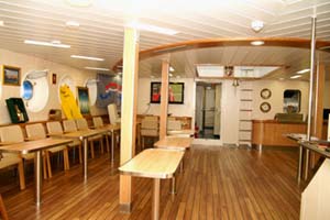 Split, 15. travnja 2010. - salon u unutrašnjosti "Kraljice mora" multifunkcionalan je unutarnji brodski prostor namjenjen u prvom redu učenju i pohađanju nastave tijekom obavljanja pomorske prakse budućih hrvatskih pomoraca