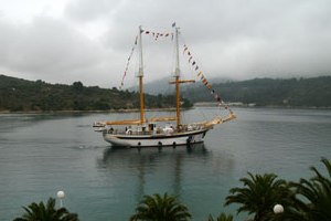 Vela Luka/Korčula, 23. ožujka 2010. - "Kraljica mora2 školski brod na prvoj službenoj plovidbi nakon svečane primopredaje u pristaništu velolučkog brodogradilišta