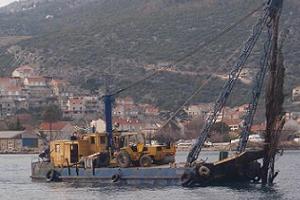 Dubrovnik, 14. veljače 2012. - djelatnici LK Dubrovnik organizirali su uklanjanje debla čempresa iz mora uz pomoć Komunalnoga društva Čistoća i m/b Tritona