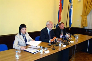 Zadar, May 20 2010 - capt. Mario Babic, State Secretary for the Sea, and his associates, Marina Haluzan, a spokeswoman for the Ministry and capt. Josko Nikolic, director of the Directorate for Seafaring and Inland Waterway Navigation Safety and Sea and River Protection, at a press conference held on the occasion of the 'European Day of the Sea', which is celebrated in Zadar