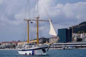 Split, 14. travnja 2010.  - uplovljavanje "Kraljice mora" prvog hrvatskog školskog broda u splitsku luku