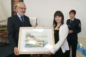 Zagreb, 6. prosinca 2011. - za traganje i spašavanje na moru priznanje je dobila i posada ribarskog broda „Dišpet", a kap. Babić priznanje je uručio kćeri zapovjednika ribarice