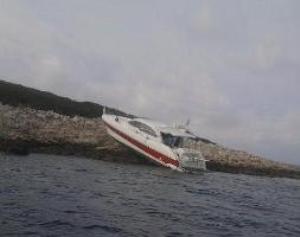 Kamenjak, 16. studeni 2009. nasukana motorna jahta na otočiću Kamenjaku u blizini otoka Premude