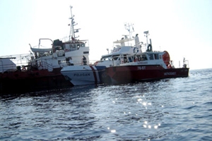 Pokonji Dol/Hvar, 22. rujna 2009. brod splitske Lučke kapetanije "Pojišan" uz tanker "Antonia" tijekom očevida na mjestu nasukanja