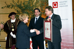 Brijuni, 28. studenog 2008. (s desna) Ministar Kalmeta dodjeljuje plaketu HOP nagrađenim otočnim proizvođačima uz prisustvo Josipa Borića, pomoćnika ministra u Upravi za otočni i priobalni razvoj