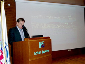 Plitvice, 31. ožujka 2009. Ministar mora, prometa i infrastrukture Božidar Kalmeta obratio se sudinicima javne rasprave