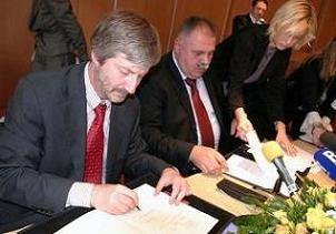 Rijeka, 20. travnja 2009. Ivan Šuker, ministar financija i Andras Horvai, voditelj Ureda Svjetske banke u Hrvatskoj potpisuju Ugovor o zajmu za Rijeka Gateway II projekt