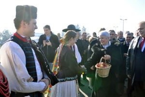 Velika Gorica, 29. listopada 2010. - premijerka Kosor pozdravila se s članovima lokalnoga folklornoga društva koje je prigodno nastupalo na ovome događanju