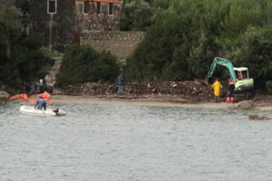 Zaglavak, 27. studenoga 2010. - sanacija onečišćenja smećem u uvalama Trstenik, Zamali i Prapratno u cijelosti je završena, dok je u uvali Zaglavak očišćeno podmorje, a kopno čisti tvrtka Kosijer iz  Molunta
