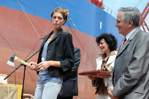 Split, 3. svibnja 2010. - Blanki Vlašić, kao kumi broda pripala je čast razbijanja boce pjenušca o trup "Peristila", novoizgrađenog broda za flotu "Jadroplova"