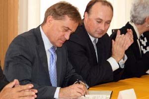 Krk, 2. listopada 2009. Ministar Kalmeta potpisuje Ugovor o realizaciji Programa "Koncepcije vodoopskrbe otoka Krka"