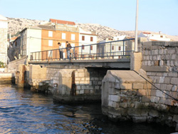 28. studenog 2008. Paški gradski most pred početak radova obnove