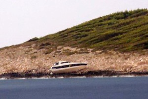 Hvar/o.Jerolim, 5. rujna 2009. nasukana motorna jahta na otočiću Jerolimu jutro nakon pomorske nesreće