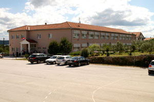 Neviđane, 21. svibnja 2010. - osnovnoj školi u Neviđanima na otoku Pašmanu dograđen je kat i športska dvorana