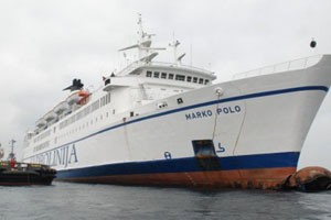 Šibenik, 20. studenoga 2009. remorker JPS-a tegli odsukani brod Marko Polo