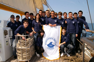 Zadar, 26. travnja 2010. - učenice i učenici zadarske pomorske škole na palubi "Kraljice more" gdje će uskoro stjecati kvalitetna znanja o plovidbi i pomorstvu