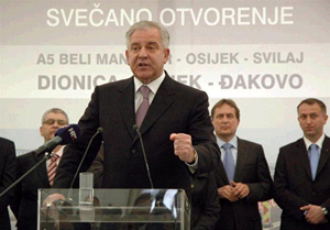 Osijek, 17. travnja 2009. Predsjednik Vlade RH Ivo Sanader na svečanosti otvorenja nove dionice autoceste Osijek - Đakovo
