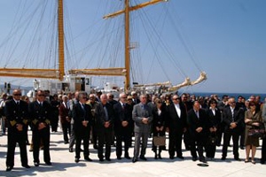 Zadar, 26. travnja 2010. - brojni uzvanici i građani na dočeku prvoga hrvatskog školskog broda "Kraljica mora" u zadarskoj luci